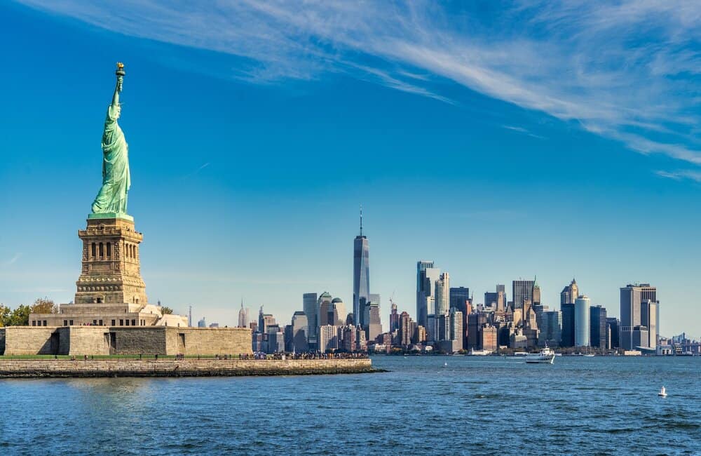 Statue of Liberty and Manhattan Pros and cons of living in the usa